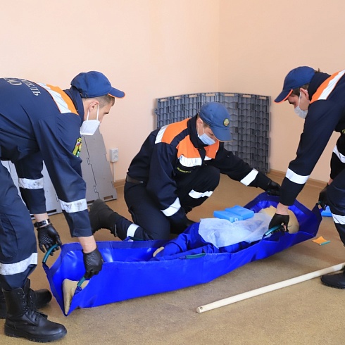 В Биробиджане в спасении пострадавших соревновались кадеты, спасатели и ребята из детского дома